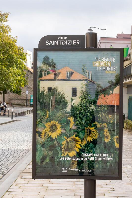 Photo d'un panneau publicitaire avec une oeuvre de l'initiative "La Beauté sauvera le monde"