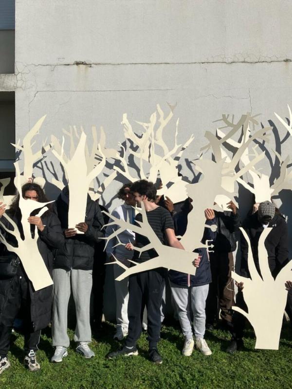 Image d'élèves portants des découpages d'arbres
