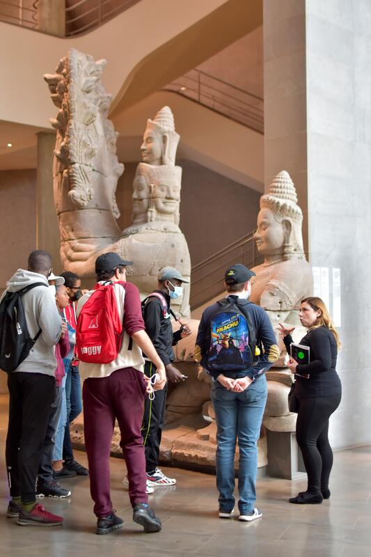 Une visite guidée dans un musée