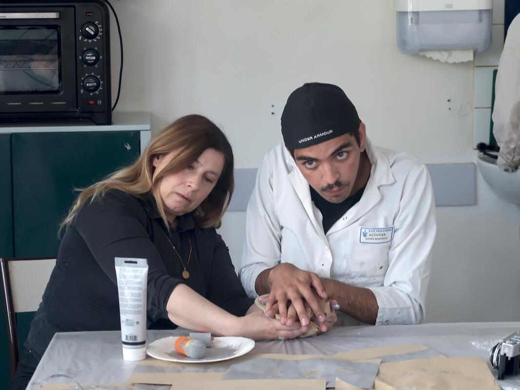 Deux personnes participent à un atelier créatif