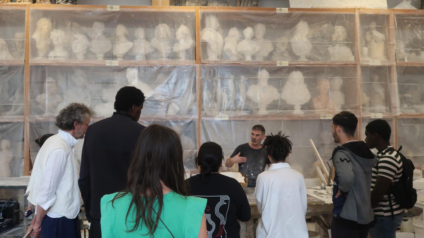 Visite des ateliers de moulage du GrandPalaisRmn avec les jeunes de la Mission Locale