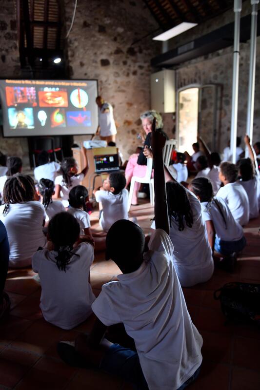Des enfants lèvent la main