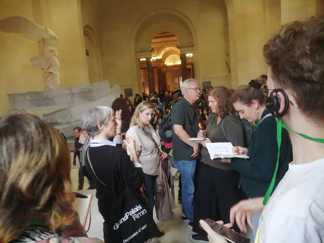 Des visiteurs au Louvre