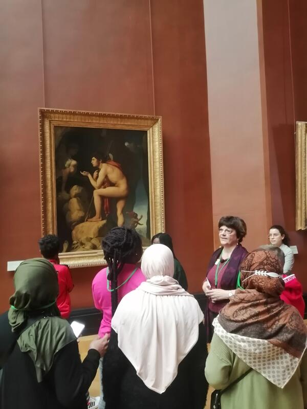 Des visiteurs au Louvre