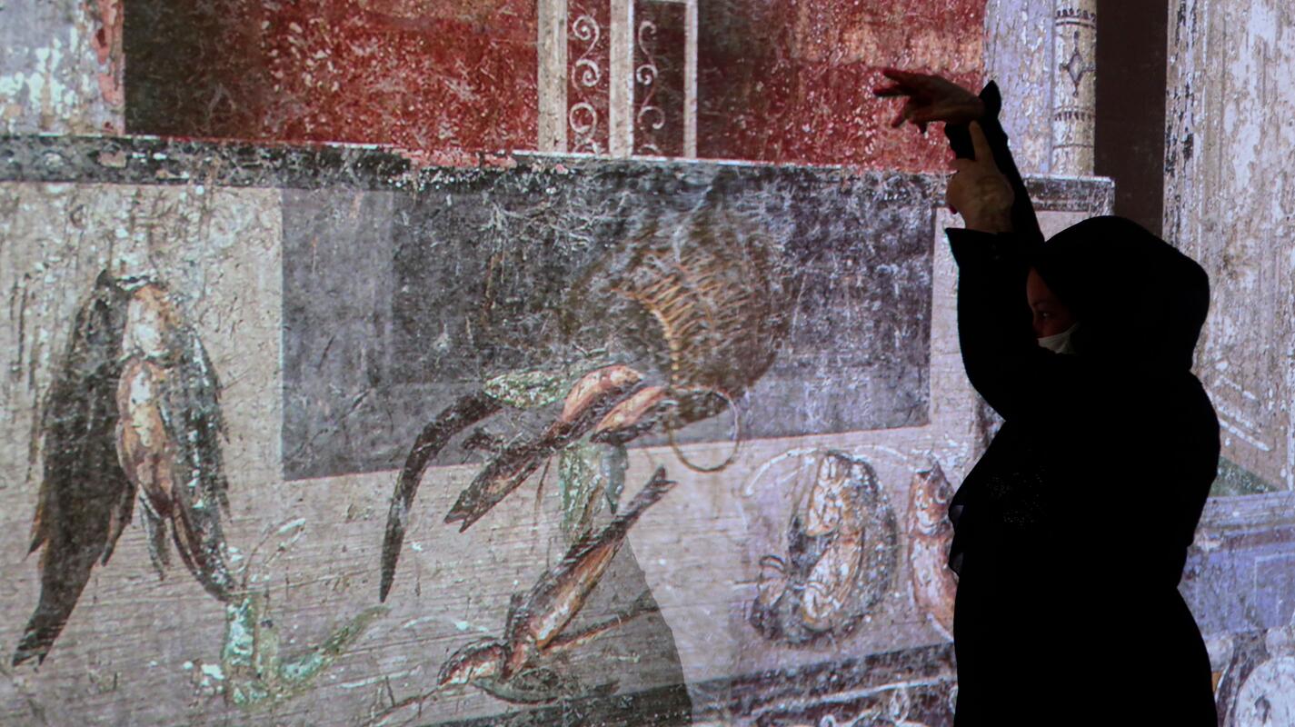 Latifa danse au rythme des projections dans l'exposition Pompéi