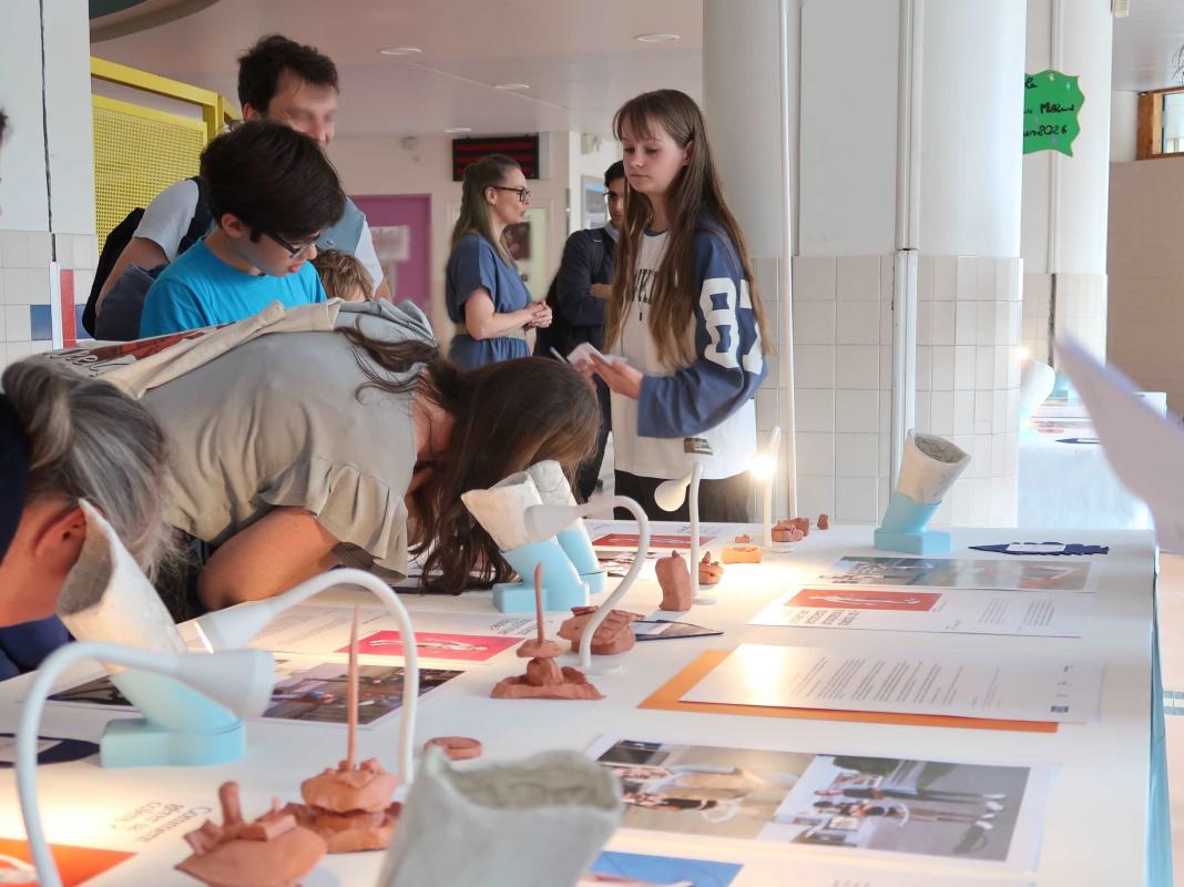 Photo d'élèves dans une salle de classe lors d'une exposition
