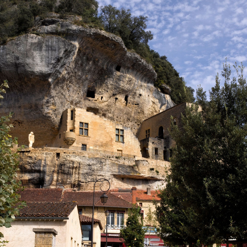 Vue extérieure du vieux musée national de la préhistoire des Eyzies
