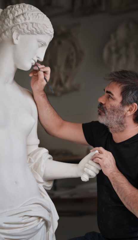 La photographie d'une retouche à la main sur un moulage