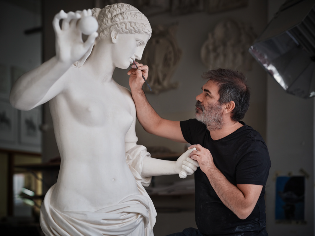 Photographie d'Arnaud Briand, mouleur-statuaire de l’Atelier de moulage du GrandPalaisRmn, Meilleur Ouvrier de France 2015