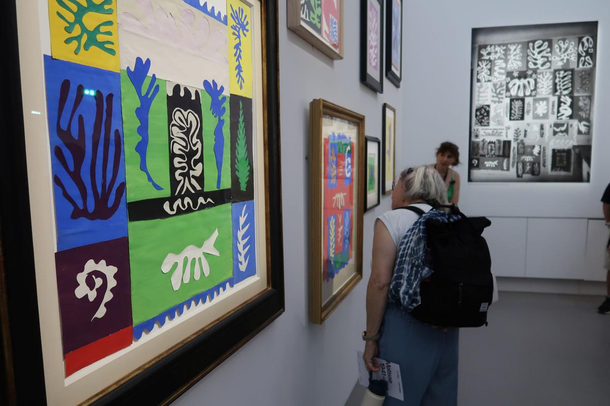 Des visiteurs dans les salles de l'exposition Matisse 