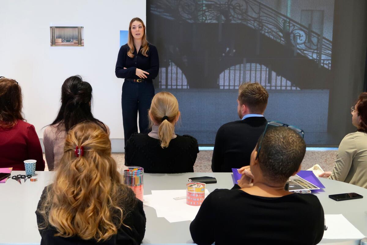 Une femme fait un pitch au Grand Palais
