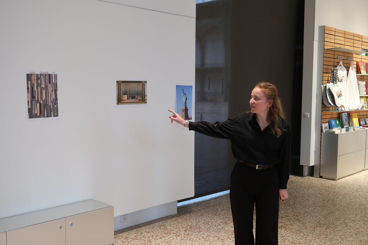 Une femme fait un pitch au Grand Palais