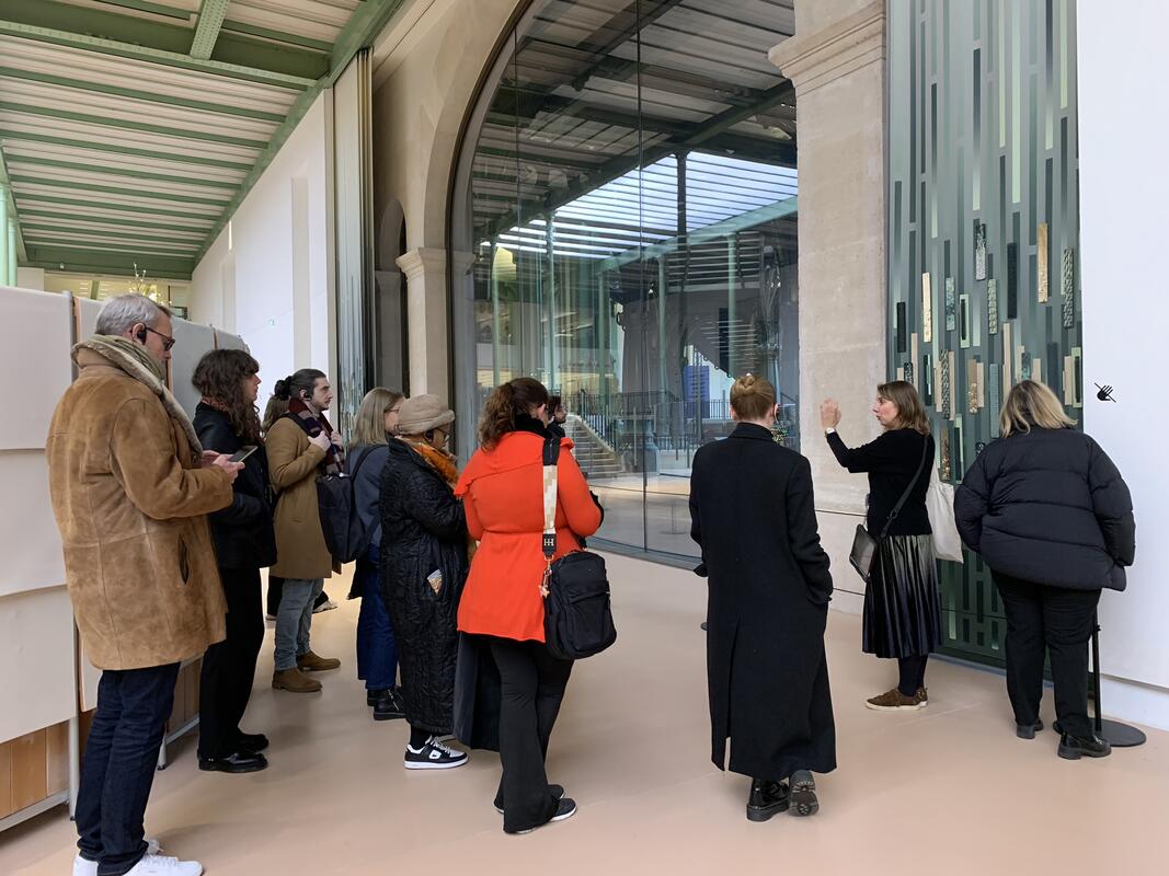 Public pendant une visite du Grand Palais avec une conférencière