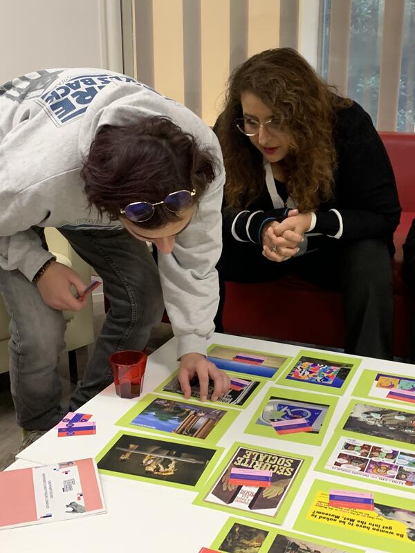 Deux personnes devant un jeu de la mallette La citoyenneté dans l'art