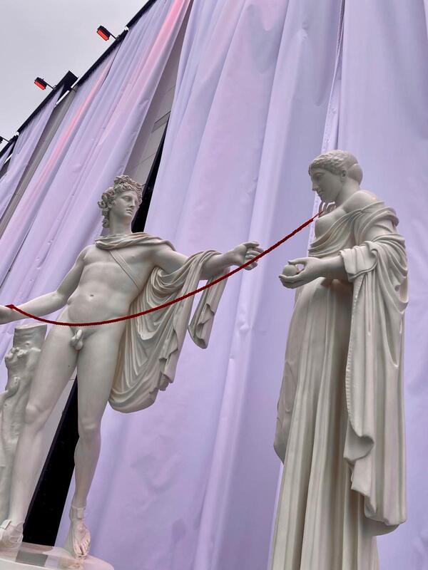 Photo d'un moulage devant le Pavillon France