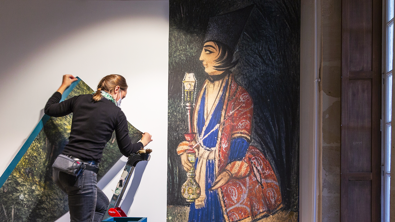Montage de l’exposition Les Arts de l’Islam à Saint-Denis, 2021