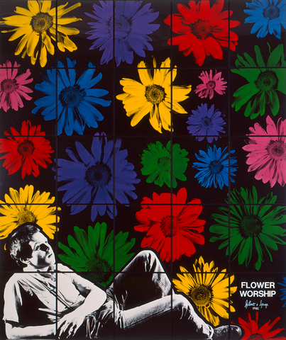 Oeuvre de Gilbert et George : un garçon allongé en noir et blanc devant des fleurs colorées