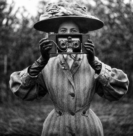 Photo extraite du documentaire montrant une femme de l'époque victorienne derrière un appareil photo ancien