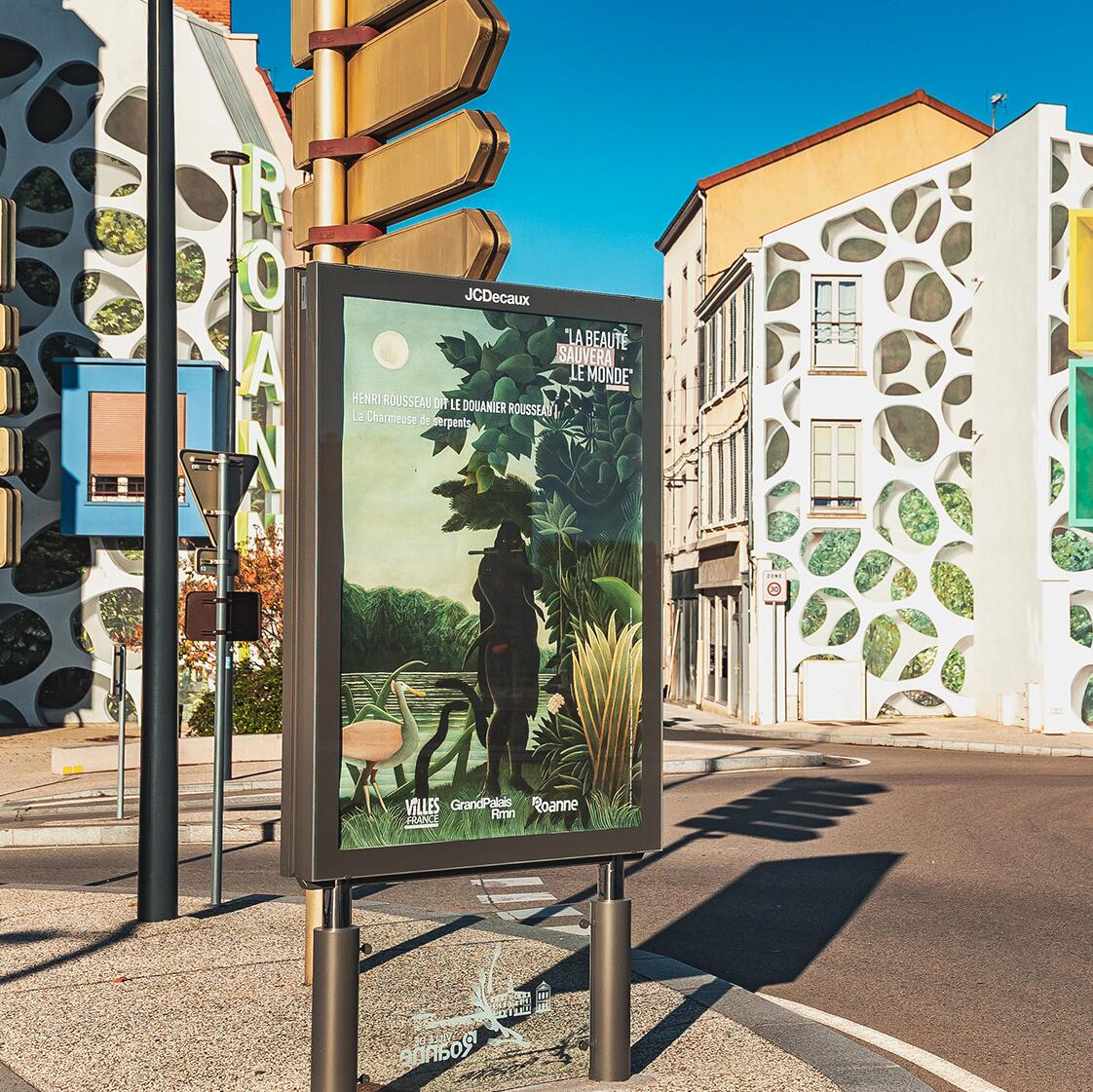 Photo d'un panneau publicitaire avec une oeuvre de l'initiative "La Beauté sauvera le monde"