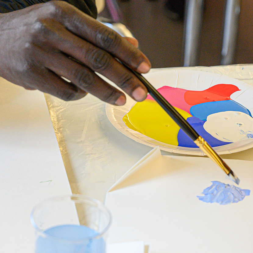 Des mains en train de peindre