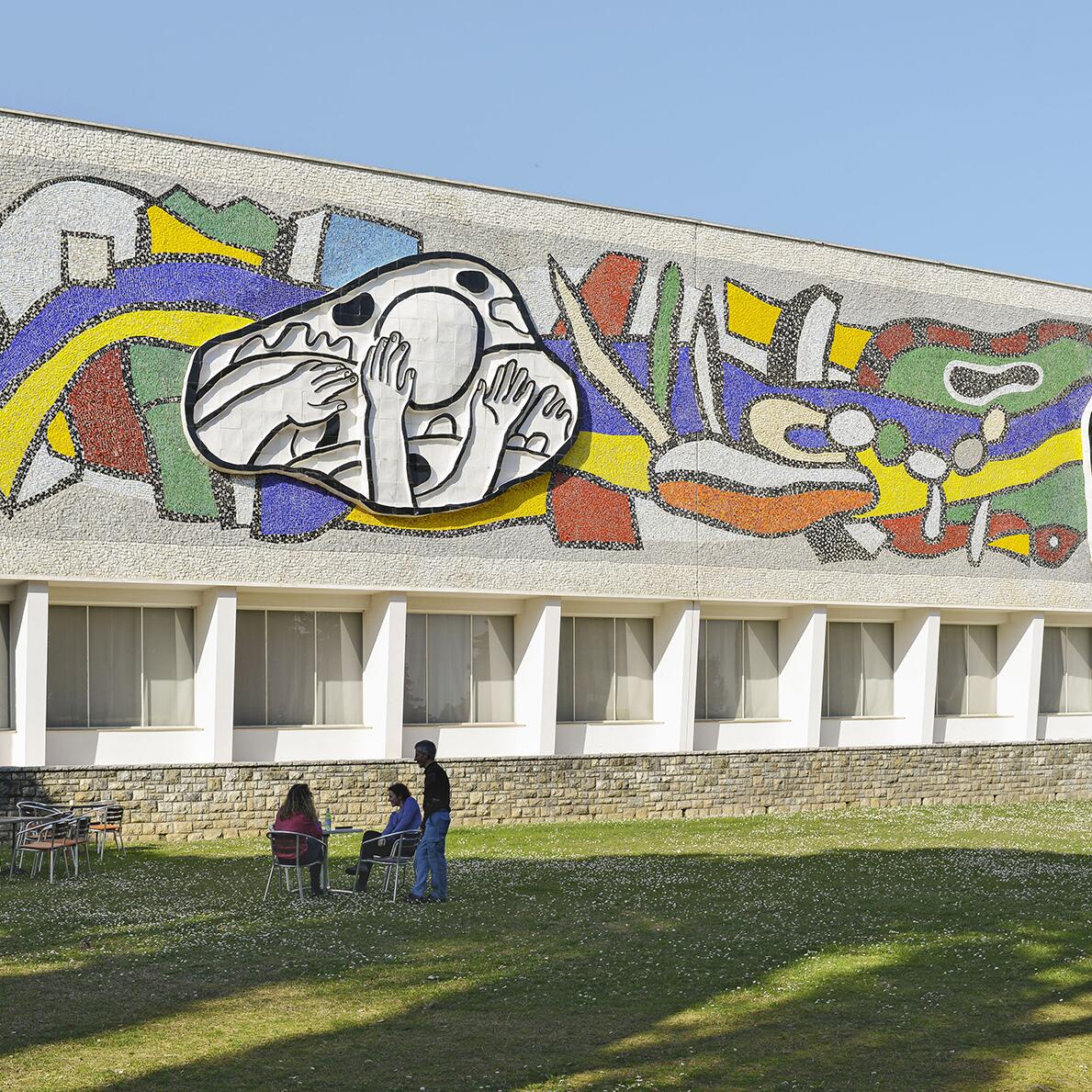 Vue de la mosaïque d'après une maquette de Fernand Léger sur la façade sud du musée