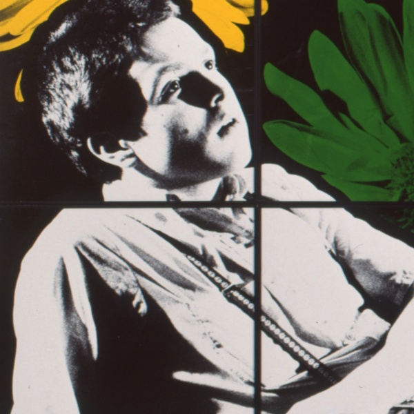 Oeuvre de Gilbert et George : un garçon allongé en noir et blanc devant des fleurs colorées