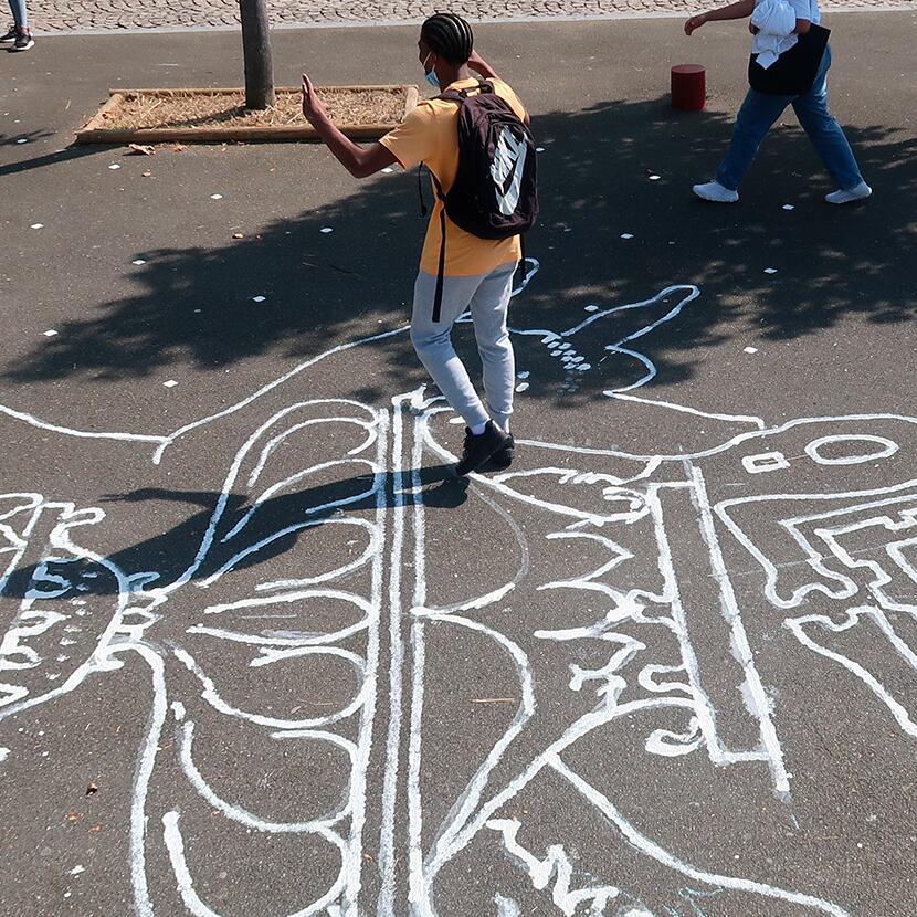 Une oeuvre au sol avec des jeunes 