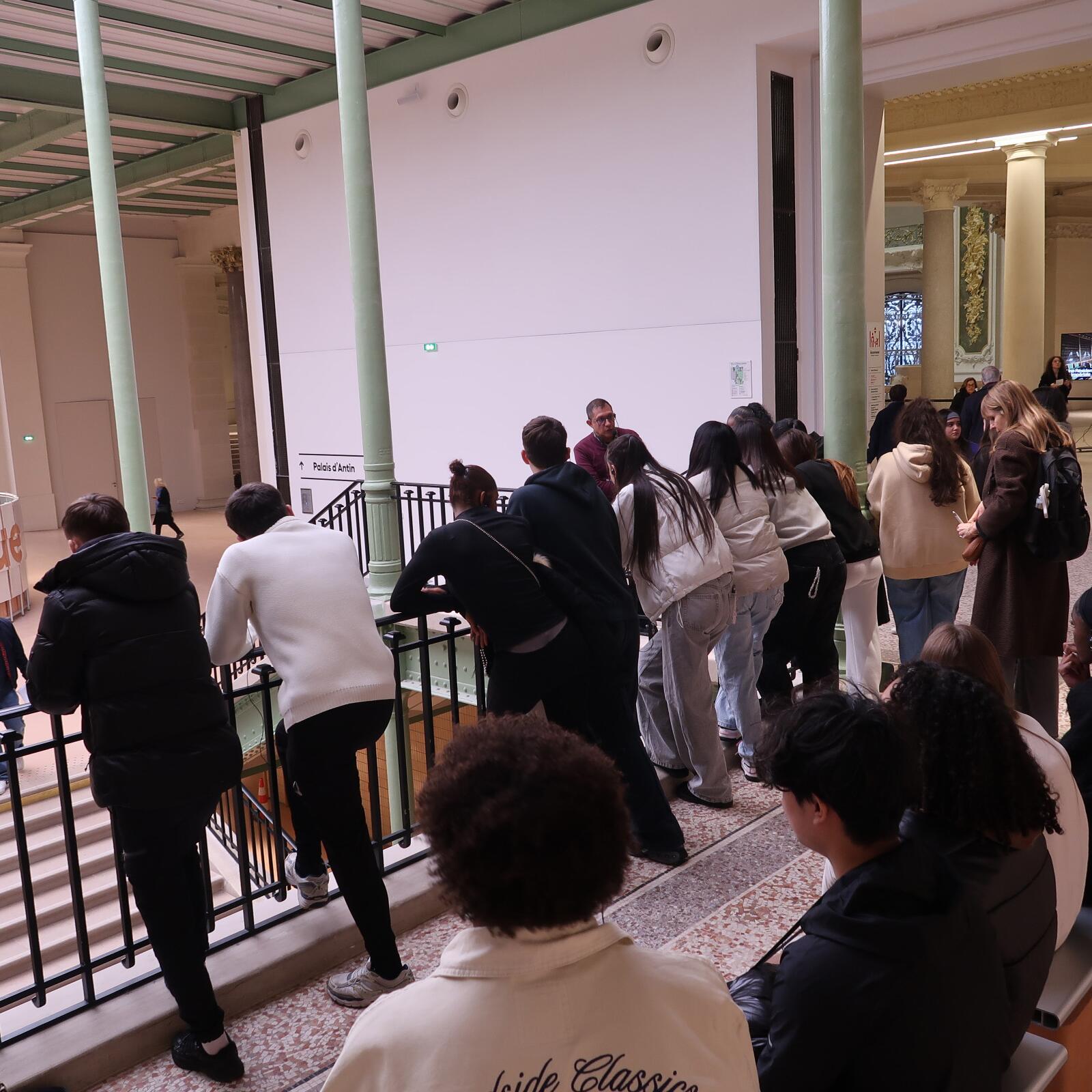 Plusieurs lycéens en visite au Grand Palais