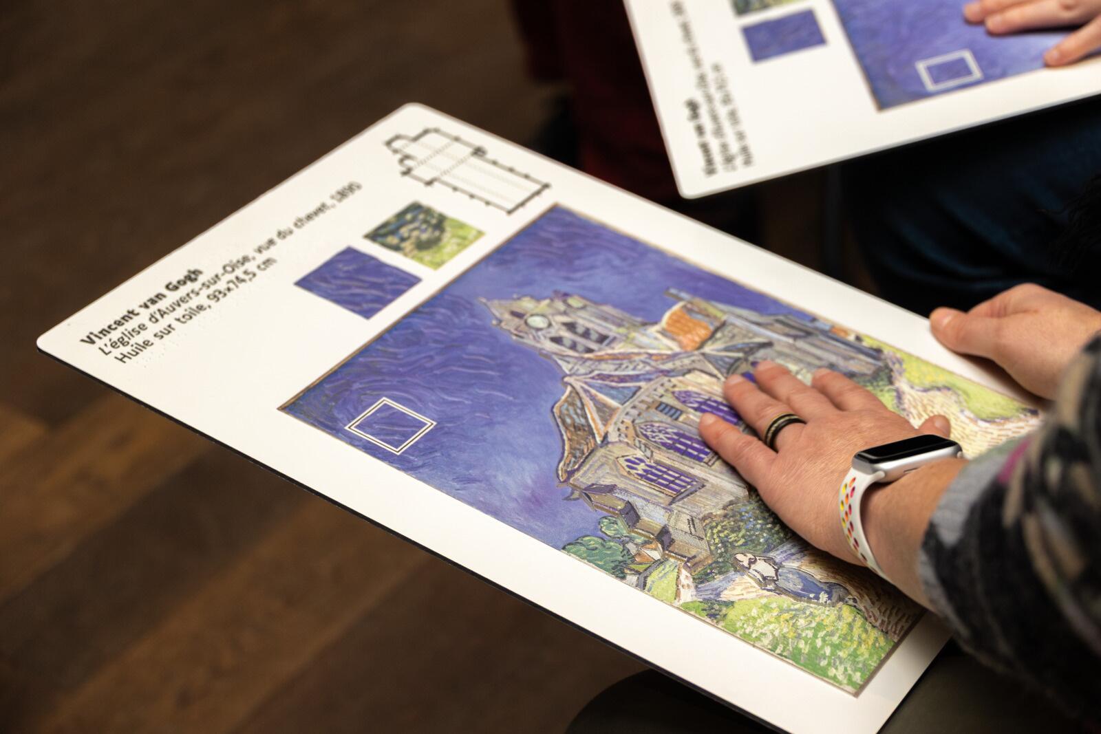 Tablette tactile faisant figurer une œuvre de Van Gogh