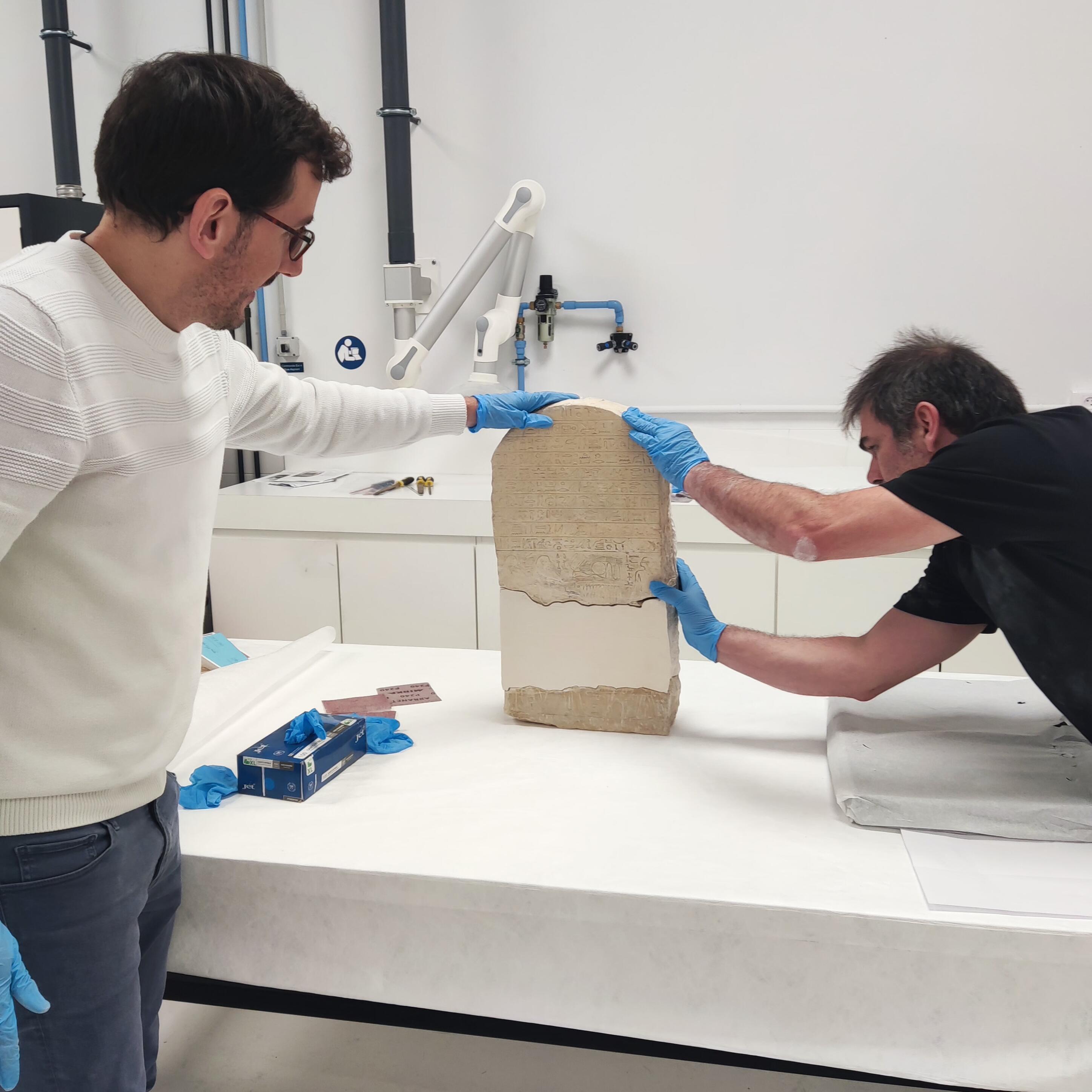 Intégration du moulage sur la stèle