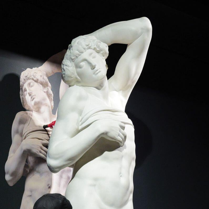 Vue d'un moulage installé dans la station Louvre Rivoli
