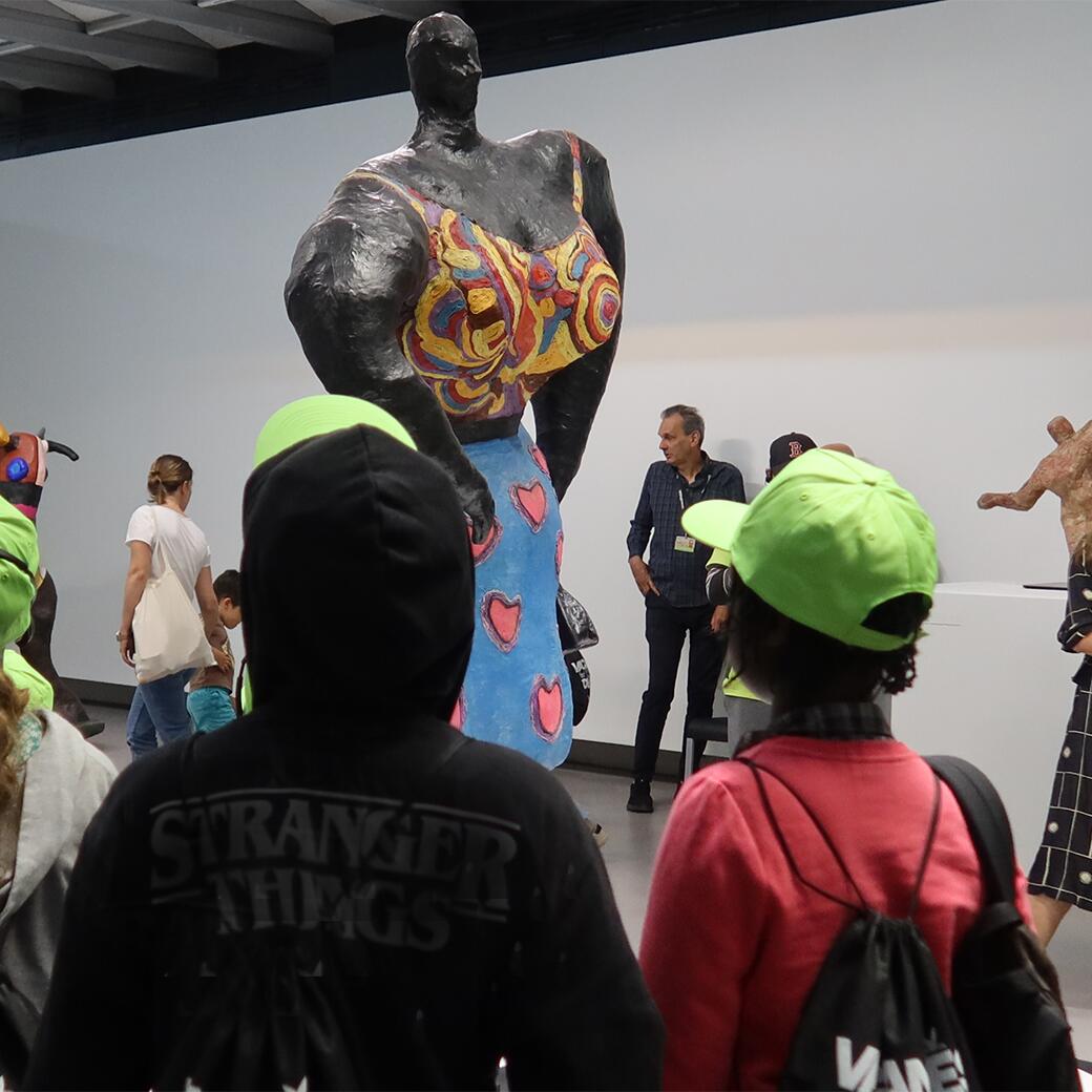 Visite dans l'expo Niki au Grand Palais pour la journée solidaire du Secours populaire