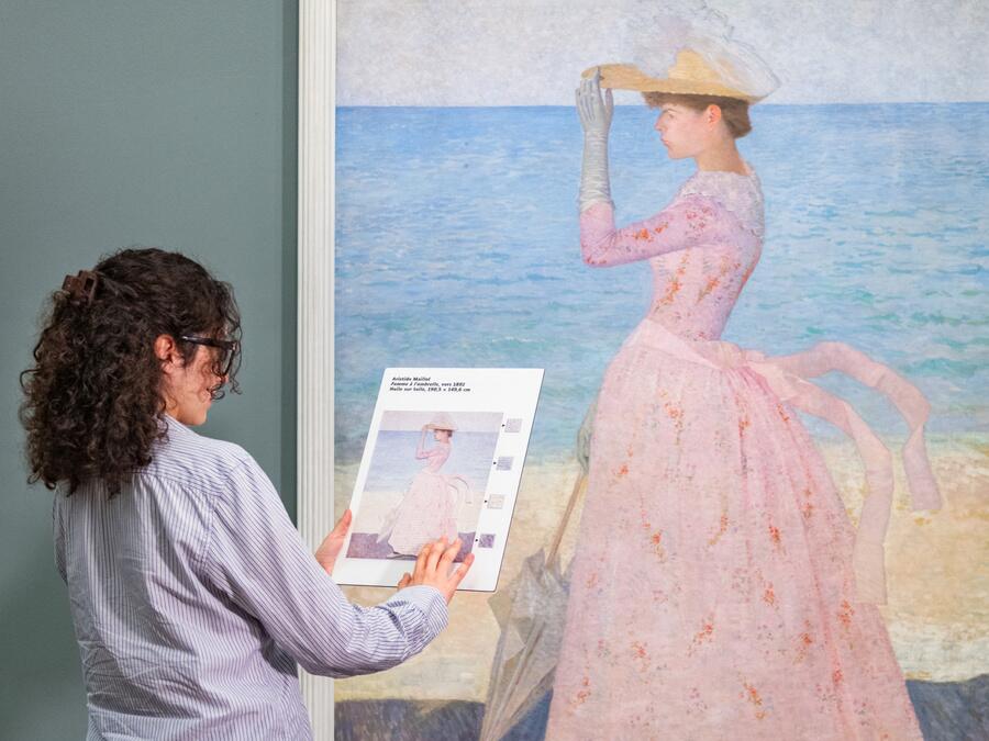 Vue d'une personne avec une tablette dans le Musée d'Orsay