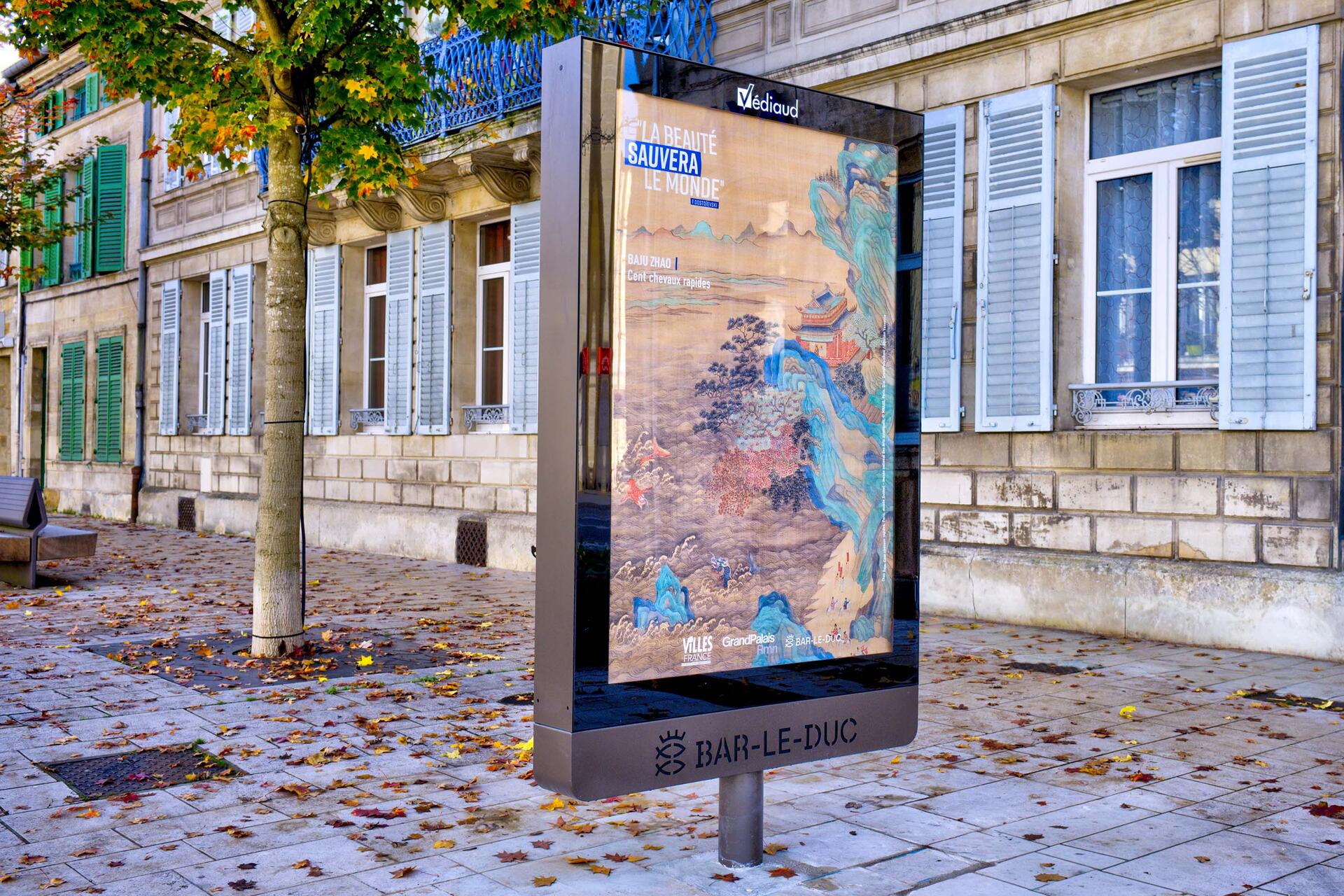 Photo d'un panneau publicitaire avec une oeuvre de l'initiative "La Beauté sauvera le monde"