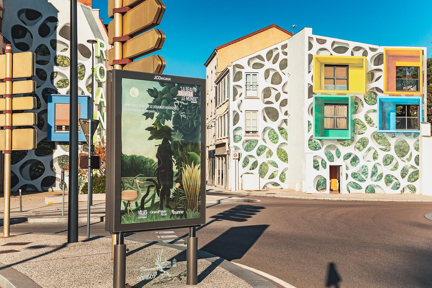 Photo d'un panneau publicitaire avec une oeuvre de l'initiative "La Beauté sauvera le monde"
