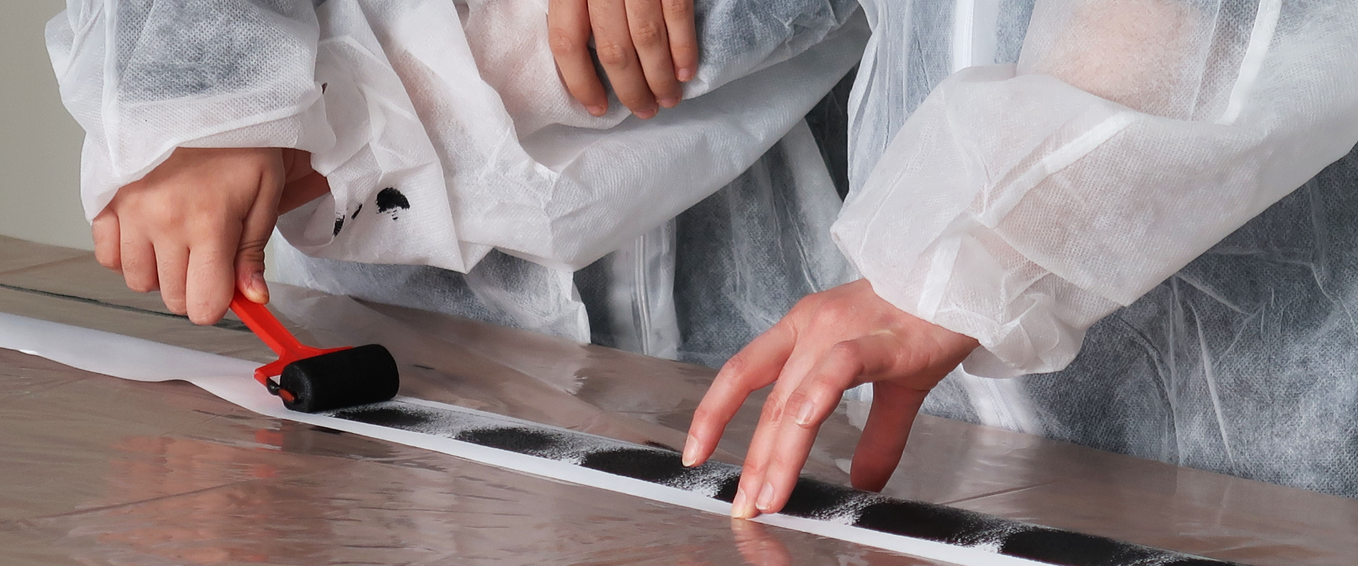 Des mains en train de peindre