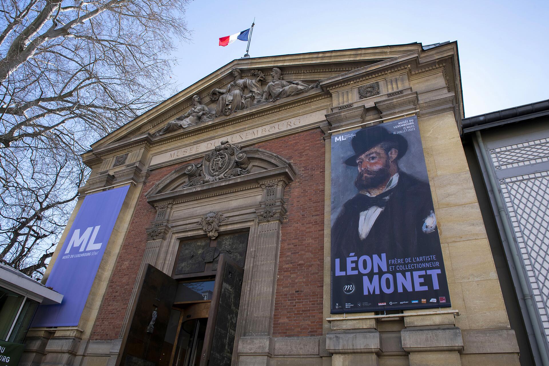 Façade du Musée du Luxembourg pendant l’exposition Léon Monet. Frère de l’artiste et collectionneur © Didier Plowy pour le GrandPalaisRmn