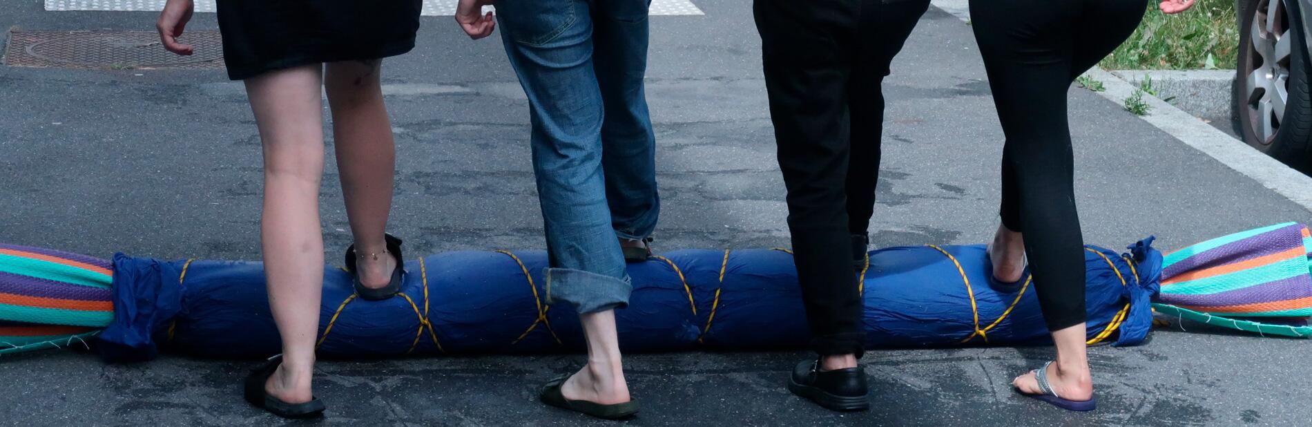 Des pieds roulent sur un tapis