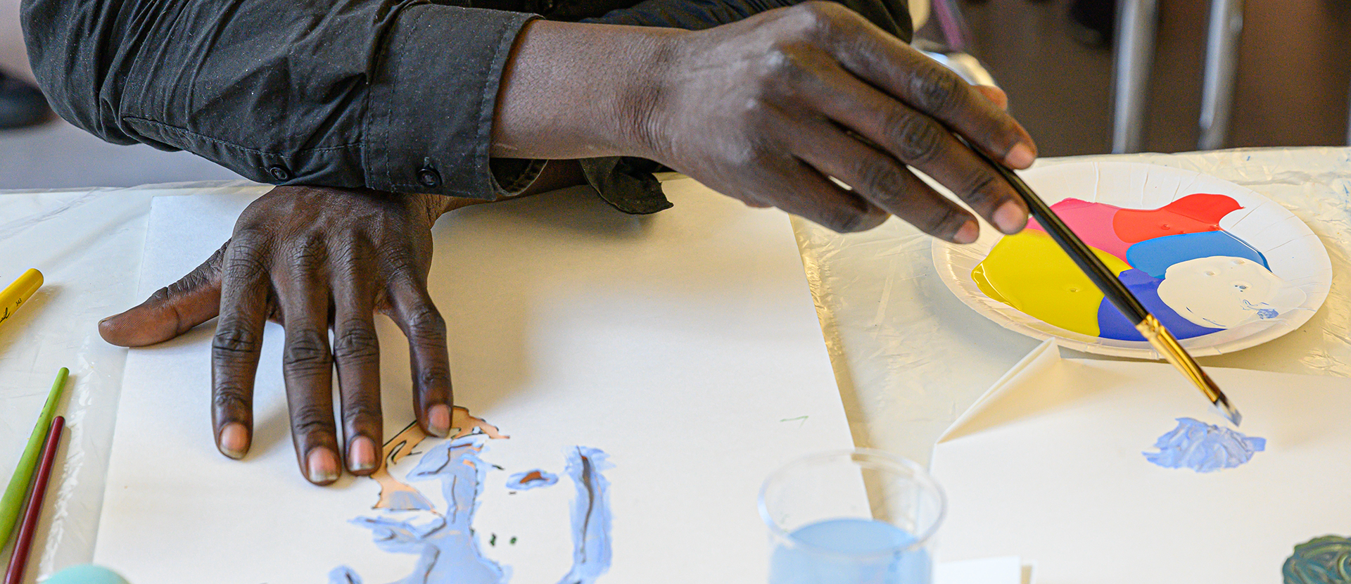 Des mains en train de peindre