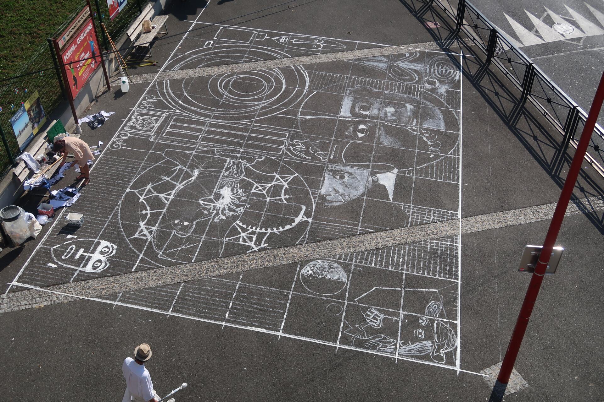 une oeuvre dessinée sur le sol