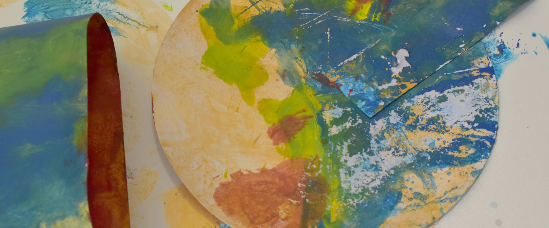 De la peinture sur une feuille - bleu, vert, jaune