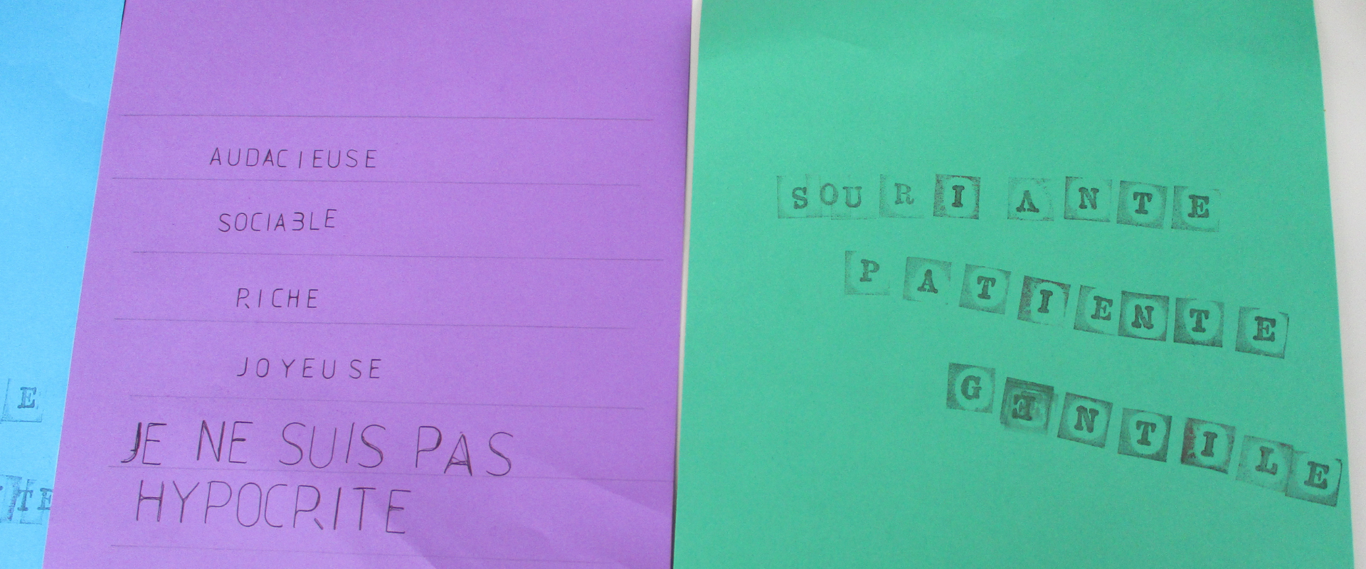 Des feuilles de papier colorées avec des inscriptions 