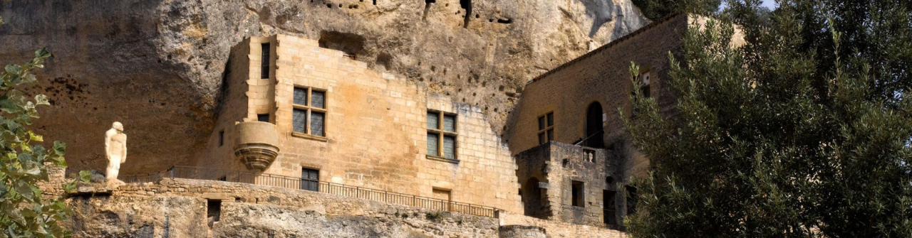 Vue extérieure du vieux musée national de la préhistoire des Eyzies