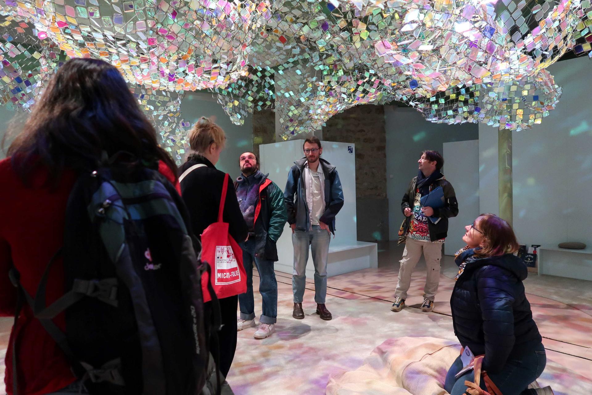 Des médiateurs dans l'exposition Transparence