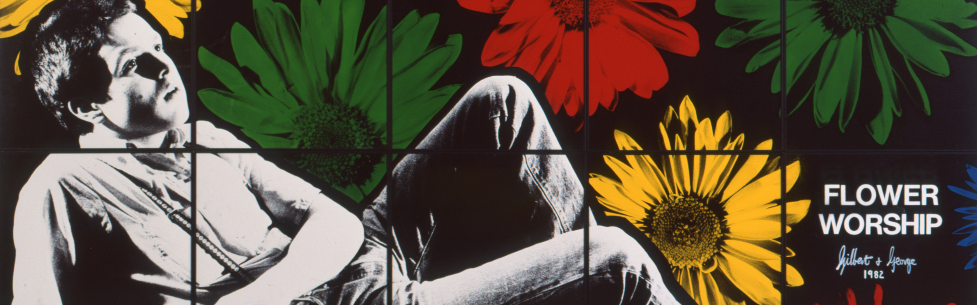 Oeuvre de Gilbert et George : un garçon allongé en noir et blanc devant des fleurs colorées