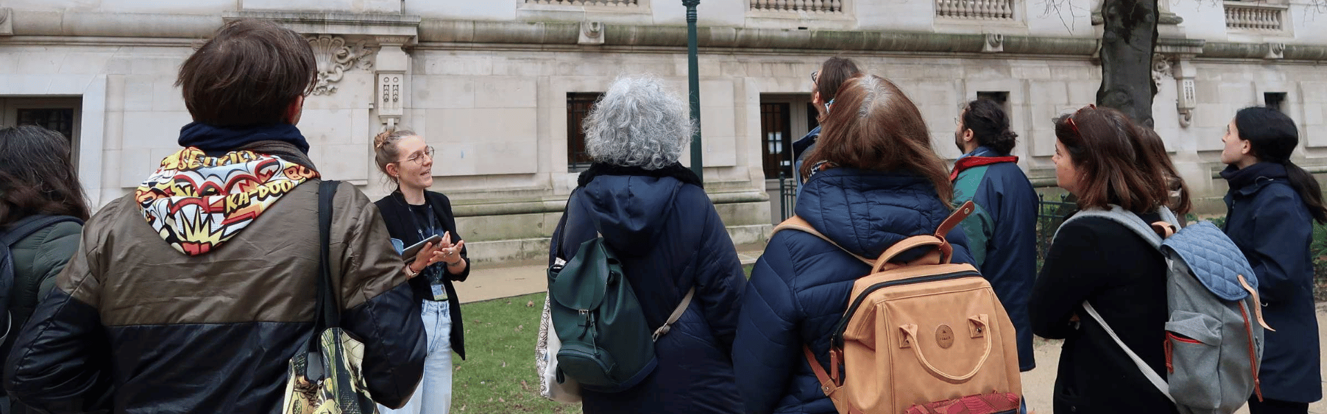 Des personnes devant le Grand Palais lors d'une visite guidée avec conférencier
