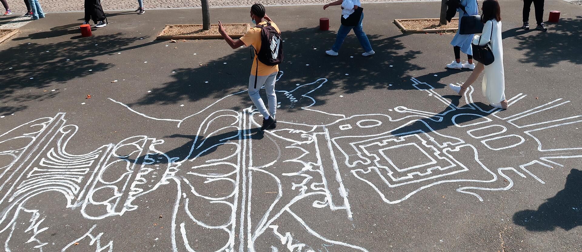Une oeuvre au sol avec des jeunes 