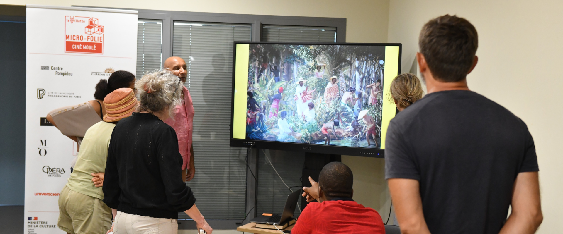 Plusieurs personnes assistent à un atlier