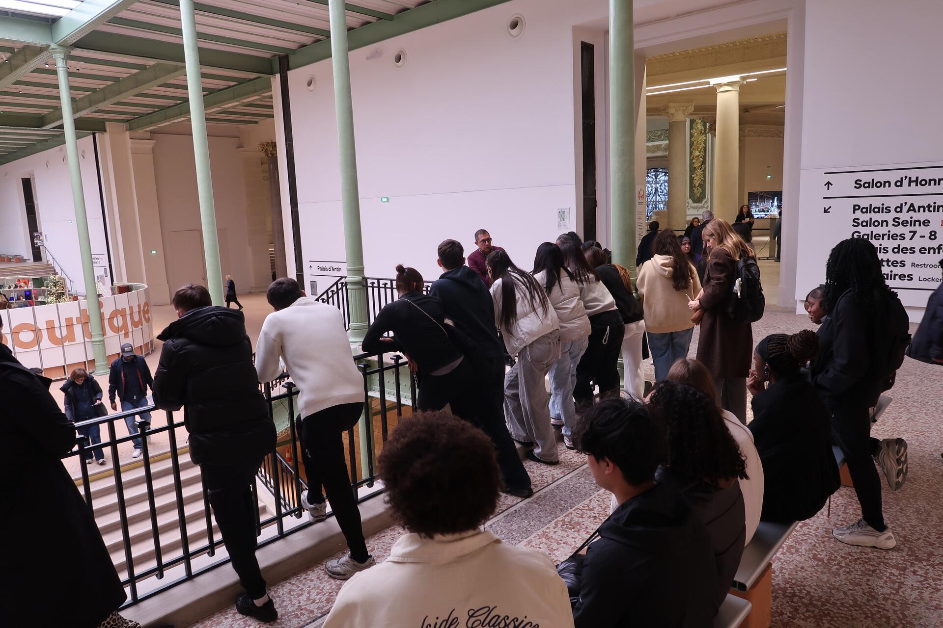 Plusieurs lycéens en visite au Grand Palais