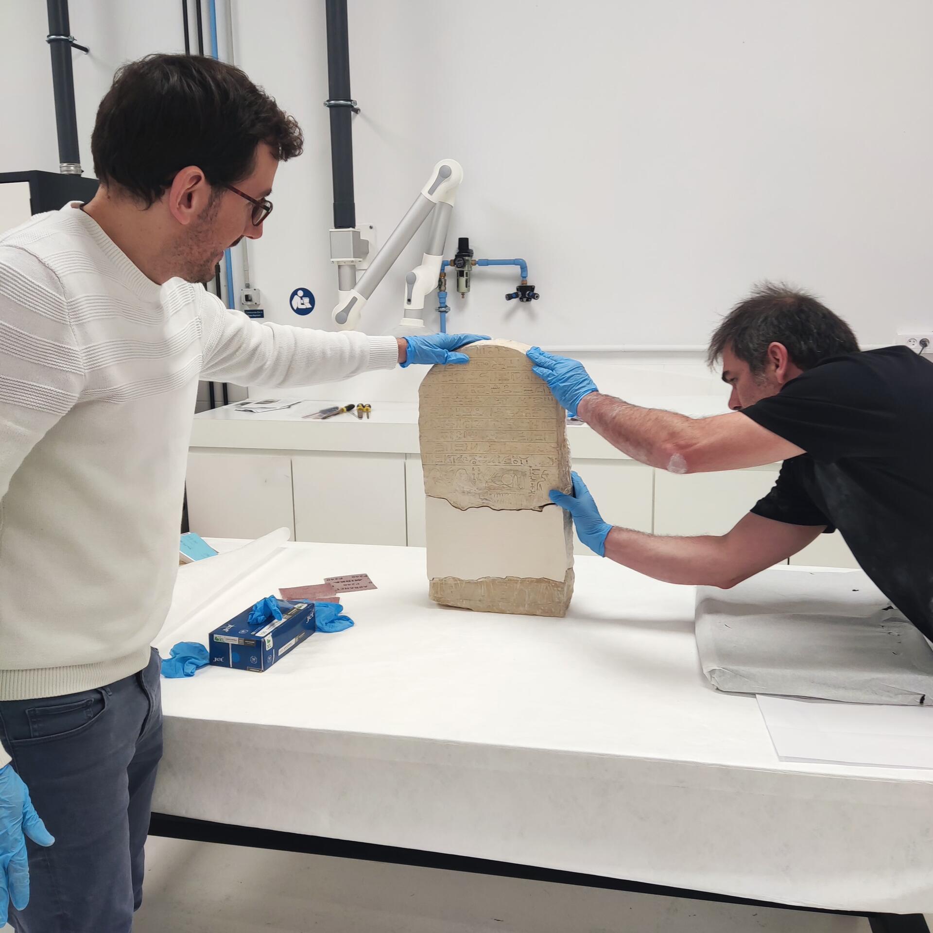 Intégration du moulage sur la stèle